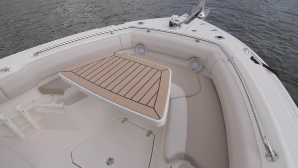 Boston Whaler 230 Outrage bow table