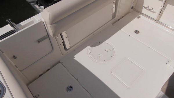 Boston Whaler 230 Outrage open cockpit