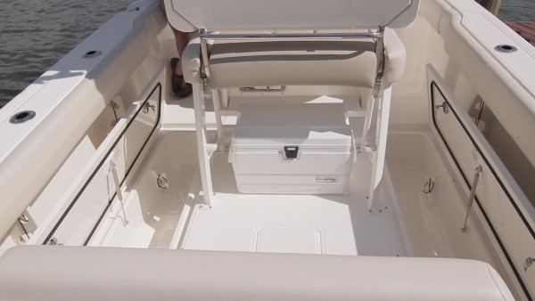 Boston Whaler 230 Outrage deck bins