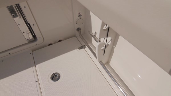 Boston Whaler 230 Outrage under gunwale