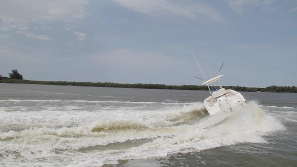 Boston Whaler 230 Outrage hard turn