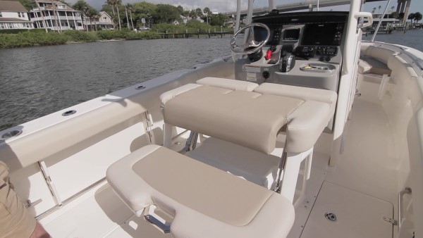 Boston Whaler 230 Outrage leaning post aft facing seat