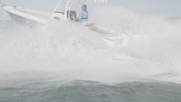 Boston Whaler 230 Outrage spray