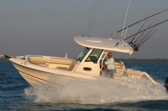 Boston Whaler 250 Outrage running shot