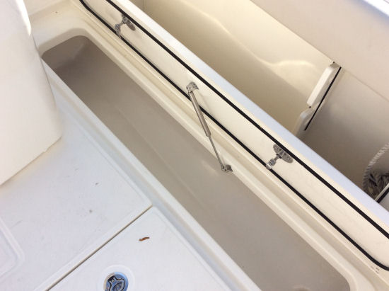 Boston Whaler 280 Outrage fish boxes