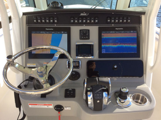 Boston Whaler 280 Outrage helm