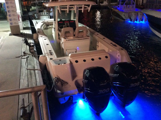 Boston Whaler 280 Outrage underwater lights