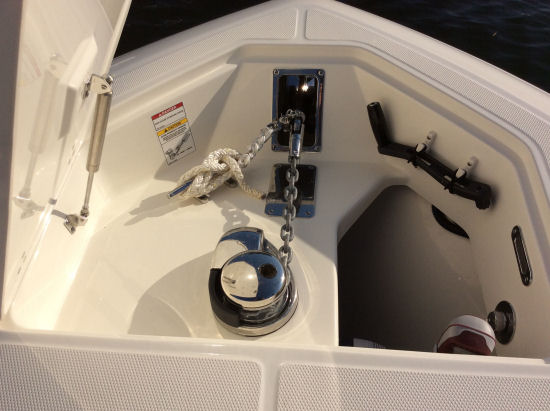 Boston Whaler 280 Outrage windlass