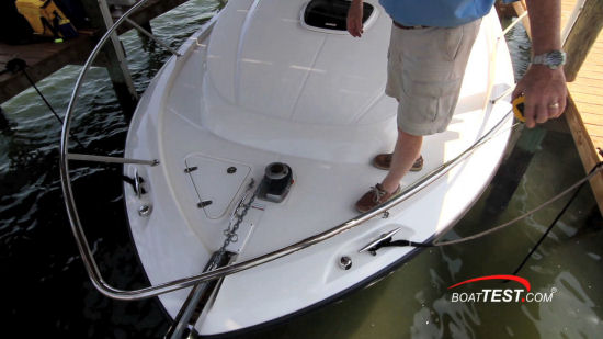 Boston Whaler 315 Conquest Pilothouse bow rails