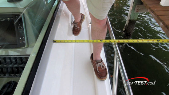 Boston Whaler 315 Conquest Pilothouse channeled water