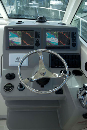Boston Whaler 315 Conquest Pilothouse helm