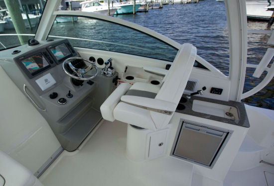 Boston Whaler 315 Conquest Pilothouse helm seat
