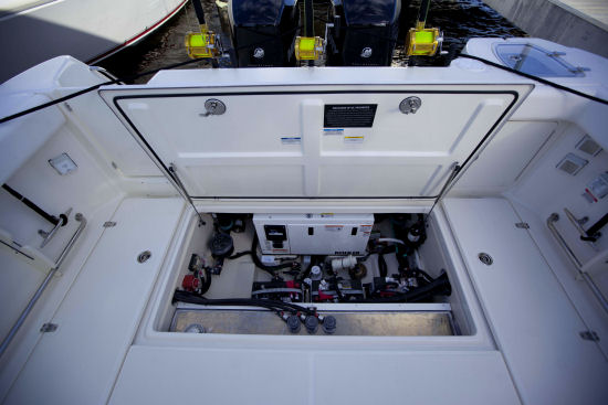 Boston Whaler 315 Conquest Pilothouse mechanical room hatch