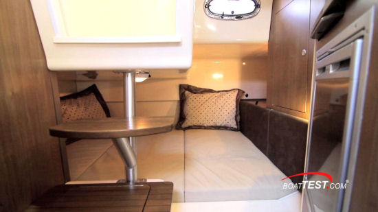 Boston Whaler 315 Conquest Pilothouse mid cabin