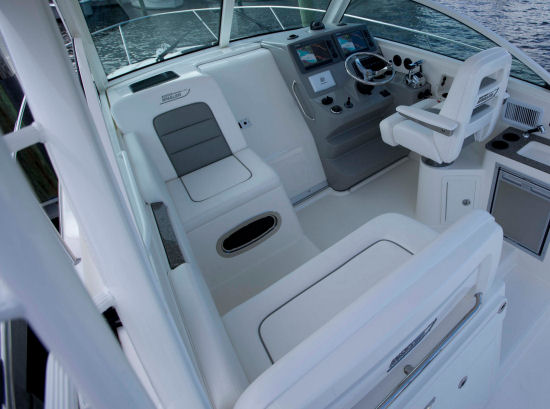 Boston Whaler 315 Conquest Pilothouse opposing seats