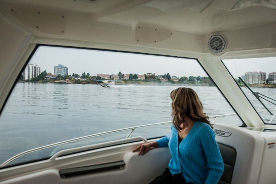 Boston Whaler 315 Conquest Pilothouse side windows