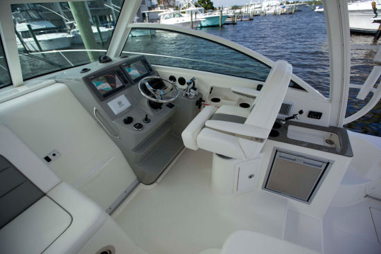Boston Whaler 315 Conquest Pilothouse sliding door