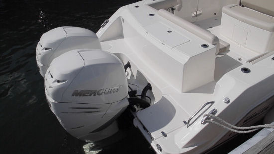 Boston Whaler 330 Outrage outboards
