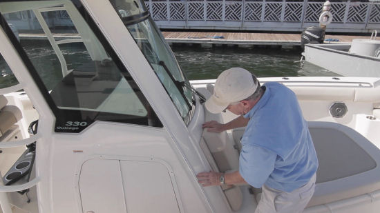 Boston Whaler 330 Outrage supports