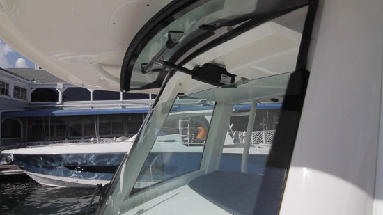 Boston Whaler 330 Outrage windshield vent