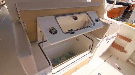 Boston Whaler 350 Realm chilled box