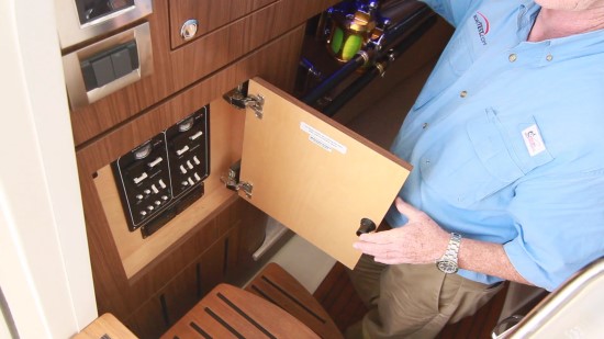 Boston Whaler 380 Outrage 110 v panel