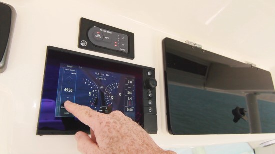 Boston Whaler 380 Outrage active trim control