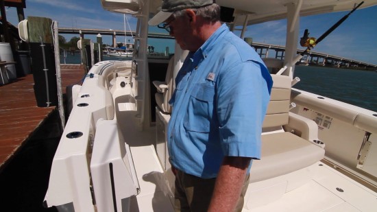 Boston Whaler 380 Outrage bulwarks