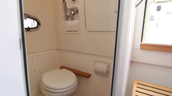 Boston Whaler 380 Outrage head