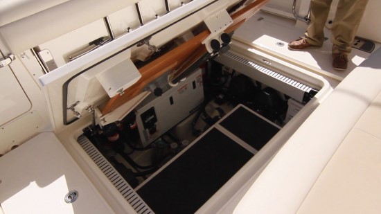 Boston Whaler 380 Outrage mechanical room