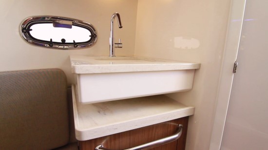 Boston Whaler 380 Outrage elevated sink