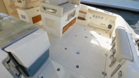 Boston Whaler 380 Realm cockpit