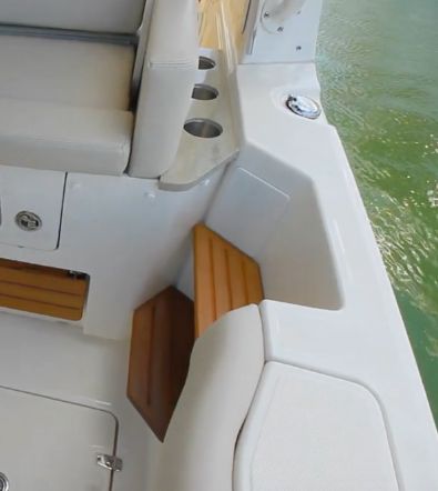 Boston Whaler 380 Realm boarding