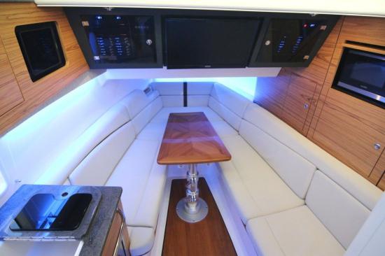 Boston Whaler 380 Realm dinette