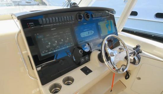 Boston Whaler 380 Realm helm