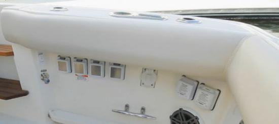 Boston Whaler 380 Realm rod holders