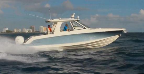 Boston Whaler 380 Realm running