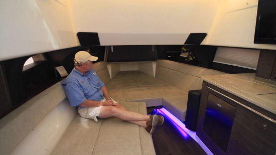 Boston Whaler 420 Outrage berth