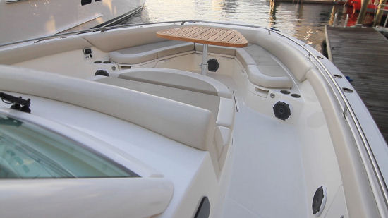 Boston Whaler 420 Outrage bow