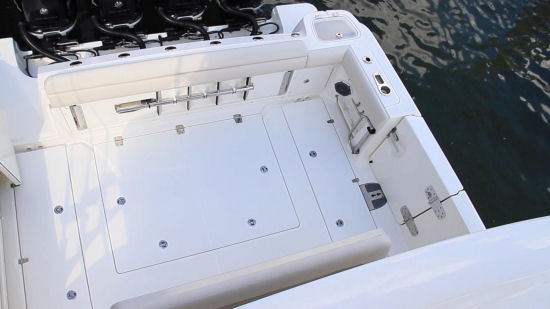 Boston Whaler 420 Outrage cockpit