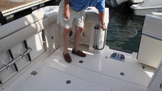 Boston Whaler 420 Outrage door