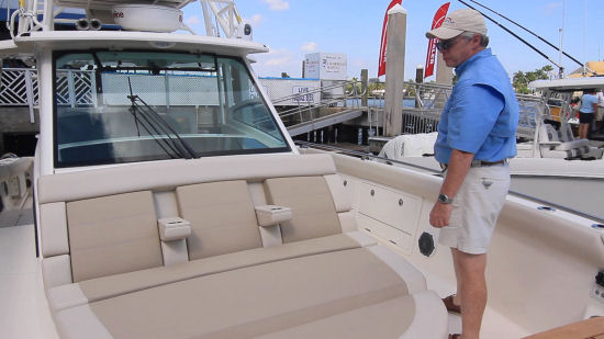 Boston Whaler 420 Outrage forward lounge