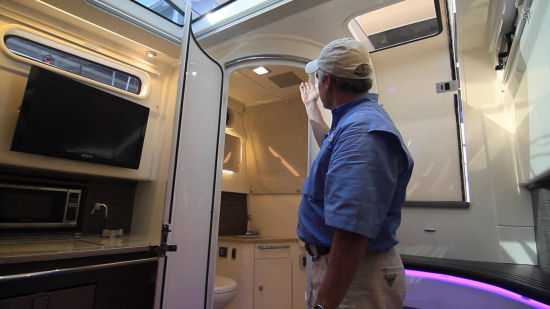 Boston Whaler 420 Outrage head