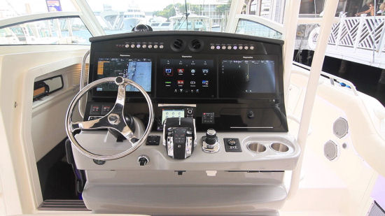 Boston Whaler 420 Outrage helm