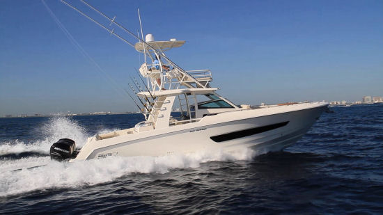 Boston Whaler 420 Outrage running shot