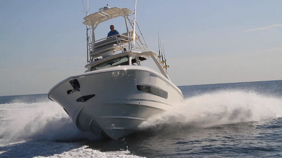 Boston Whaler 420 Outrage running shot