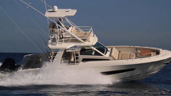 Boston Whaler 420 Outrage running shot