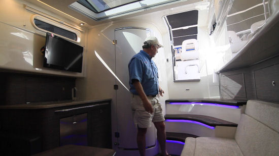 Boston Whaler 420 Outrage stairs