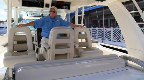 Boston Whaler 420 Outrage seats