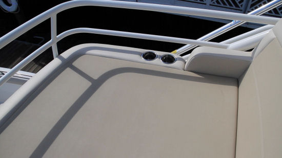 Boston Whaler 420 Outrage lower lounge